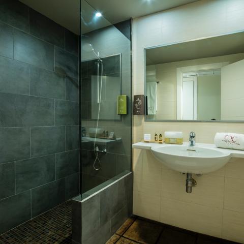 Baño de habitación doble superior